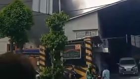 Petugas damkar telah berada di lokasi berjibaku memadamkan api.