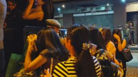 Dalam razia di Famous Karaoke tersebut, petugas berhasil mengamankan barang bukti puluhan minuman keras (miras) dan orang yang melanggar ketertiban umum.