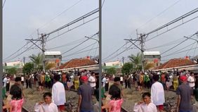 Seorang pengendara motor dikabarkan MD usai tertabrak kreta saat hendak nyebrang di perlintasan kreta api pasar Pesing Jakarta Barat, Jumat sore (17/10/2025)