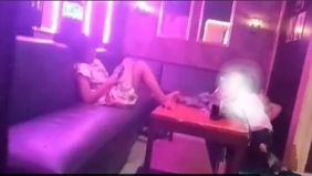 Sebuah video bernuansa mesum yang diduga direkam di dalam ruang karaoke di Kabupaten Wakatobi, Sulawesi Tenggara (Sultra), kembali menghebohkan jagat media sosial.