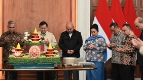 Sejumlah pejabat pemerintahan dan anggota Kabinet Merah Putih menghadiri acara syukuran ulang tahun ke-74 Presiden Prabowo Subianto yang digelar di Istana Negara, Jakarta, pada Jumat siang.