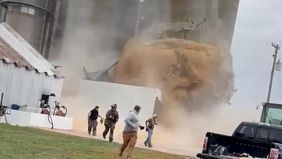 Sebuah silo penyimpanan kedelai berukuran besar di wilayah timur laut Illinois tiba-tiba ambruk, membuat warga serta para petugas yang berada di lokasi berlarian menyelamatkan diri.