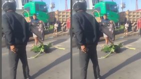 Berdasarkan informasi di lapangan, pengendara motor diketahui tengah dalam perjalanan menuju tempat kerjanya di kawasan Wajok. Namun, saat melintas di lokasi kejadian, motor yang dikendarainya diduga bertabrakan dengan truk bermuatan semen.