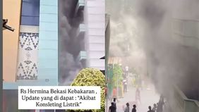 Asap pekat tampak membumbung dari ruang panel listrik yang berada di lantai dasar gedung.
Beberapa saksi mata sempat mendengar suara ledakan sebelum api membesar.