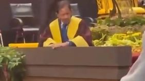 Ia terlihat berusaha tenang dalam peristiwa itu