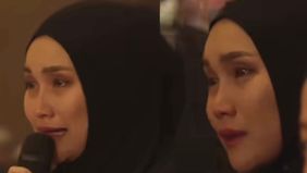 Pedangdut Ayu Ting Ting terlihat meneteskan air mata saat curhat soal lelahnya menanti jodoh, di acara kajian Habib Usman bin Hafidz.