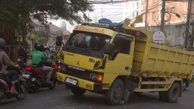 Sebuah truk mengalami gangguan di Jl. Radar Auri, Cimanggis, Depok, tepat di depan Apartemen Cibubur Village, arah menuju Cibubur Junction, Jakarta Timur, pada Senin, 20 Oktober 2025 pagi.