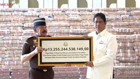 Kejaksaan Agung menyerahkan uang pengganti kerugian negara senilai Rp13,255 triliun dari tindak pidana korupsi pemberian fasilitas ekspor CPO (crude palm oil) dan turunannya kepada industri kelapa sawit.