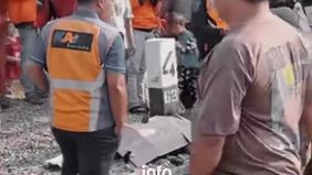 Peristiwa ini terjadi di sekitar palang pintu perlintasan kereta.