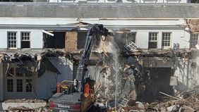 Pekerja konstruksi mulai meruntuhkan sebagian Gedung Putih untuk membangun ballroom megah milik Presiden Amerika Serikat Donald Trump. 
