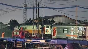 Rangkaian Kereta Api (KA) Harina rute Semarang–Surabaya yang mengalami kecelakaan dengan truk kontainer kosong di perlintasan Jalan Kaligawe, Kota Semarang, pada Selasa, 21 Oktober 2025 sore, telah ditarik kembali ke Stasiun Semarang Tawang.