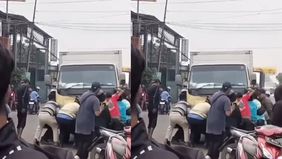 Akibat gagal menyalip Pengendara Motor ini masuk ke kolong Mobil Box di Jalan Plp Curug depan SPBU MD Sukabakti. Senin, (20/10/25). Kondisi korban tak sadarkan diri sudah dibawa ke Rumah Sakit.
