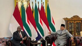 Presiden Republik Indonesia Prabowo Subianto menjamu Presiden Afrika Selatan Matamela Cyril Ramaphosa dengan secangkir kopi saat menerima kunjungan kenegaraan di Istana Merdeka, Jakarta, pada Rabu.