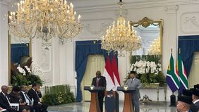Presiden RI Prabowo Subianto menyerukan kata “Amandla” yang berarti kekuatan saat menyampaikan keterangan pers bersama Presiden Afrika Selatan Matamela Cyril Ramaphosa di Istana Merdeka, Jakarta.