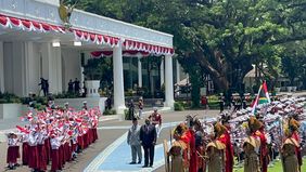 Presiden Republik Indonesia, Prabowo Subianto, menyambut langsung kedatangan Presiden Afrika Selatan (Afsel) Cyril Ramaphosa  di Istana Merdeka