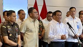 Menteri Pertanian Andi Amran Sulaiman menegaskan bahwa pemerintah akan menjatuhkan sanksi tegas berupa pencabutan izin usaha kepada distributor maupun pengecer yang kedapatan menjual pupuk di atas harga resmi yang telah ditetapkan.