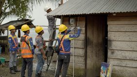 Pemerintah terus memperluas akses energi ke seluruh wilayah Indonesia, termasuk ke daerah-daerah terpencil. Melalui program Listrik Desa (Lisdes) dan Bantuan Pasang Baru Listrik (BPBL), masyarakat kini dapat menikmati penerangan yang layak.