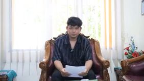 Seorang mahasiswi Universitas Diponegoro (Undip) berinisial FA (18 tahun), yang menjadi korban kejahatan edit foto porno atau deepfake, mendesak agar pelaku, Chiko Radityatama Agung Putra, dihukum penjara dan dikeluarkan dari kampus.