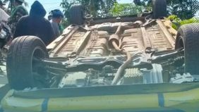 Sejumlah foto dan video yang viral di media sosial menampilkan pemandangan mengejutkan, puluhan warga merusak sebuah mobil sedan Toyota Agya berwarna kuning. Dalam rekaman itu, warga terlihat sangat marah hingga membalikkan mobil, diduga karena kenda