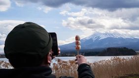 Salju pertama musim ini terlihat menyelimuti puncak Gunung Fuji, Jepang, pada Kamis 23 Oktober 2025. Fenomena tahunan itu terjadi 21 hari lebih lambat dari rata-rata, namun 15 hari lebih cepat dibandingkan tahun lalu.