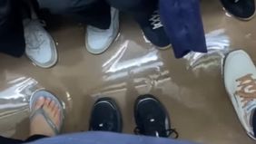 Beredar di media sosil video yang memperlihatkan gerbong KAI Commuter Line (KRL) tergenang air. Tayangan tersebut diunggah oleh akun Instagram @aboutdkj dan langsung menarik perhatian warganet.