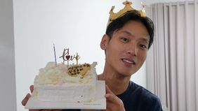 Na Daehoon terlihat mendapatkan kejutan ulang tahun dari tim manajemennya, dan terlihat tanpa kehadiran Julia.