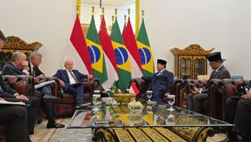 Presiden Republik Indonesia Prabowo Subianto menyambut kedatangan Presiden Brasil Luiz Inácio Lula da Silva dalam kunjungan kenegaraan di Istana Merdeka