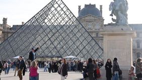 Otoritas Prancis kembali menangkap lima orang tersangka yang diduga terlibat dalam aksi perampokan di Museum Louvre, Paris. Informasi tersebut disampaikan oleh sumber pengadilan pada Kamis, 30 Oktober 2025, waktu setempat.