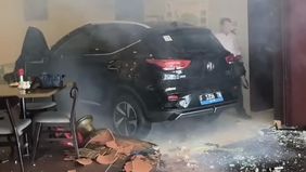 MG Motor Indonesia memberikan penjelasan terkait insiden mobil listrik MG ZS EV yang menabrak pintu kaca lobi Hotel Tjokro di Klaten, Jawa Tengah, dengan menegaskan tidak ada korban luka dan pihaknya tengah melakukan investigasi menyeluruh.