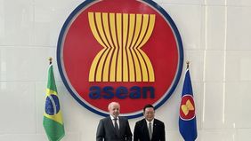 Presiden Brasil Luiz Inácio Lula da Silva melakukan kunjungan kenegaraan ke Sekretariat ASEAN di Jakarta, Jumat, dan disambut langsung oleh Sekretaris Jenderal ASEAN Kao Kim Hourn sebagai bagian dari lawatan resminya di Asia Tenggara.