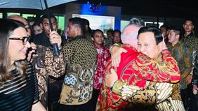 Di bawah langit yang tenang itu, Presiden Republik Indonesia Prabowo Subianto menjamu tamu negara Presiden Republik Federasi Brasil Luiz Inácio Lula da Silva dan Ibu Negara Rosangela (Janja) Lula da Silva dalam sebuah santap malam kenegaraan yang sar