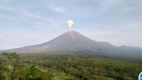 Gunung Semeru yang terletak di perbatasan Kabupaten Lumajang dan Malang, Jawa Timur, kembali mengalami dua kali erupsi pada Jumat, 24 Oktober 2025 pagi, disertai dengan letusan mencapai ketinggian 700 meter di atas puncak.