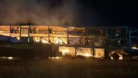 Sedikitnya 20 orang tewas setelah bus milik Kaveri Travels yang membawa lebih dari 40 penumpang terbakar usai menabrak sepeda motor di Desa Chinna Tekuru, Distrik Kurnool, Jumat dini hari. Api dengan cepat melalap seluruh badan bus.