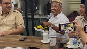 Menteri Energi dan Sumber Daya Mineral (ESDM) sekaligus Ketua Umum Partai Golkar, Bahlil Lahadalia, menarik perhatian awak media saat memperlihatkan sepatu kuning yang dipakai.