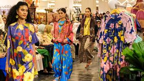 Alun Alun Indonesia merayakan 18 tahun kiprahnya dalam memajukan budaya dan karya lokal melalui peragaan busana bertajuk Menenun Cinta untuk Nusantara.