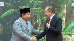 Presiden Republik Indonesia, Prabowo Subianto, mendapat sambutan hangat dari Perdana Menteri Malaysia, Anwar Ibrahim saat menghadiri Konferensi Tingkat Tinggi (KTT) ke-47 ASEAN yang digelar di Kuala Lumpur Convention Centre (KLCC), Malaysia, Minggu,