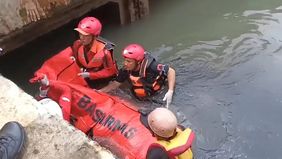 Tim gabungan pencarian dan pertolongan (SAR) berhasil menemukan jasad seorang bocah berusia 9 tahun yang hanyut di saluran air kawasan perumahan Pamulang, Kota Tangerang Selatan (Tangsel), Banten, pada Senin, 27 Oktober 2025.