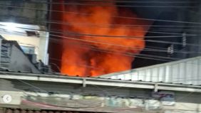 Menurut Kesaksian Warga selaku Pemilik Rumah, Sekitar pukul 01.50 WIB. Warga yang terbangun dari tidur tiba-tiba melihat api yang sudah membesar lalu berteriak memohon pertolongan. Disaat yang bersamaan, warga lainnya menghubungi petugas melalui JS 1