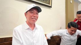 Momen lucu datang dari Kompol Syarif Muhammad Fitriansyah, ajudan Presiden ke-7 Joko Widodo (Jokowi), yang hampir terjatuh.