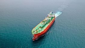 Menerjang ombak hingga setinggi gedung hingga bersiaga sepanjang waktu mengantisipasi serangan perompak merupakan keseharian yang dihadapi kru pelaut yang terpaksa menghadapi itu semua demi memenuhi kebutuhan energi nasional.