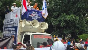 Ratusan pekerja konstruksi baja dari berbagai perusahaan turun ke jalan dan menggelar aksi unjuk rasa di depan Gedung Bea Cukai Pusat, Jalan Jenderal Ahmad Yani, Kecamatan Pulogadung, Jakarta Timur, pada Selasa.