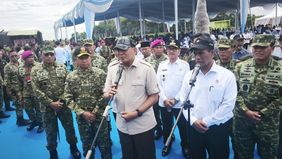 Menhan Sjafrie Sjamsoeddin melaksanakan panen raya kedelai varietas Garuda Merah Putih di lahan seluas 30 hektare yang berlokasi di Permukiman TNI Angkatan Laut (Kimal), Kabupaten Lampung Utara, Provinsi Lampung, Rabu, 29 Oktober 2025.