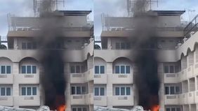 Asap tebal terlihat membumbung tinggi dari area hotel pada Rabu (29/10/2025) sore. Petugas pemadam kebakaran masih berjibaku di lokasi untuk memadamkan api dan memastikan tidak ada korban jiwa.