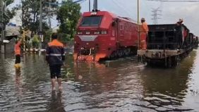 PT Kereta Api Indonesia (KAI) terpaksa membatalkan 16 perjalanan kereta api yang melintas di wilayah Kota Semarang, Jawa Tengah, baik yang menuju ke arah timur maupun sebaliknya, karena banjir masih menggenangi sebagian jalur rel antara Stasiun Semar