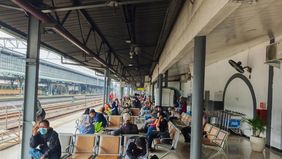 PT Kereta Api Indonesia (Persero) Daerah Operasi 1 Jakarta memastikan keberangkatan kereta api jarak jauh (KAJJ) di Stasiun Gambir dan Pasar Senen tetap tepat waktu, meski jalur antara Stasiun Alastua-Semarang Tawang sempat tergenang air.