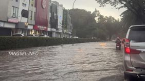 Dalam foto yang turut diunggah, terlihat banjir membuat arus lalu-lintas kendaraan terganggu. Banjir membuat mobil dan sepeda motor melintas di titik di mana kedalaman permukaan banjir lebih rendah.