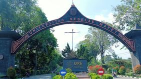 Universitas Sebelas Maret (UNS) Surakarta resmi mencabut beasiswa Kartu Indonesia Pintar Kuliah (KIP-K) milik salah satu mahasiswinya setelah yang bersangkutan terseret kasus viral dugem. Keputusan ini diumumkan pada Selasa, 28 Oktober 2025 kemarin. 