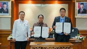 Menteri Kehutanan (Menhut) Raja Juli Antoni bersama Menteri Keuangan (Menkeu) Purbaya Yudhi Sadewa menandatangani nota kesepahaman (MoU) guna mempererat kolaborasi antar-kementerian dalam mengoptimalkan fungsi hutan untuk kesejahteraan masyarakat.