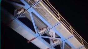 Kapolsek Bondoala, Iptu Heder Payapo, mengungkapkan, pria yang tersengat listrik hingga tewas tersebut berinisial I (24), warga Kecamatan Ujung Loe, Kabupaten Bulukumba, Sulawesi Selatan (Sulsel), yang juga berdomisili di Desa Kapoiala Baru.