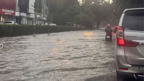 Tangerang Selatan diguyur hujan deras disertai petir dan angin kencang pada Rabu, 29 Oktober 2025 sore. Guyuran hujan yang berlangsung cukup lama membuat sejumlah ruas jalan tergenang air, salah satunya di kawasan Jalan Letnan Sutopo, BSD City.
